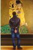 Kiss- museum and art within art hyperrealism painting by Gerard Boersma of man enjoying Kiss by Gustav Klimt